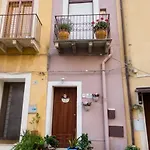 Lt Vico Santa Lucia 19 * Gela